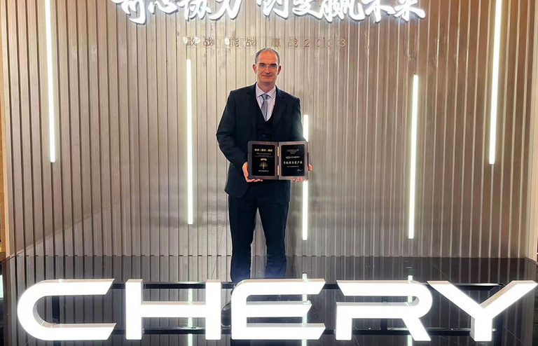 [Translate to cn:] Marcus Oster mit Chery Award für GROB China