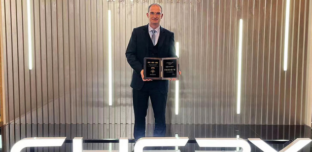 [Translate to en US:] Marcus Oster mit Chery Award für GROB China